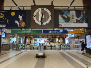 JR東北本線 仙台駅 中央改札口 Suica・PASMOなどの交通系ICカードに対応した自動改札機が並びます