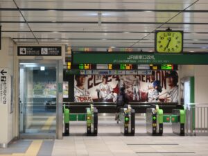 JR仙山線 仙台駅 東改札口 Suica・PASMOなどの交通系ICカードに対応した自動改札機が並びます