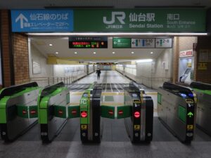 JR東北本線 仙台駅 南改札口 Suica・PASMOなどの交通系ICカードに対応した自動改札機が並びます