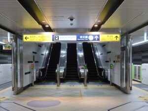 仙台地下鉄東西線 仙台駅 3番線・4番線 3番線は主に荒井方面に行く列車が発着します 4番線は主に八木山動物公園方面に行く列車が発着します