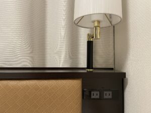 アパホテル＆リゾート 西新宿五丁目タワー シングルルーム 枕元 明かりとACコンセントがあります