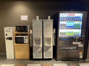 アパホテル＆リゾート 西新宿五丁目タワー 2階 自動販売機と製氷機、電子レンジ、両替機