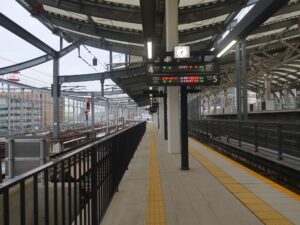 JR長崎本線 長崎駅 4番線・5番線 長崎本線で諫早・湯江・肥前浜方面と、諫早から大村線で大村・ハウステンボス・佐世保方面に行く列車が発着します