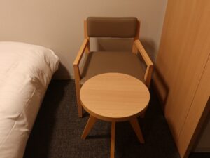 天然温泉 鶴港の湯 ドーミーイン PREMIUM 長崎駅前 ダブルルーム ベッド脇の椅子とテーブル