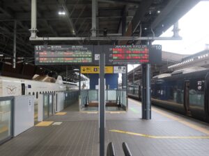 西九州新幹線 武雄温泉駅 10番線・11番線 10番線は特急リレーかもめで佐賀・鳥栖・博多方面に行く列車が発着します 11番線は主に西九州新幹線かもめで長崎方面に行く列車が発着します