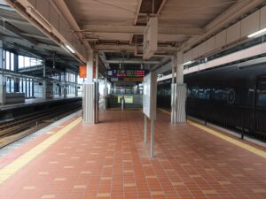 JR佐世保線 武雄温泉駅 2番線 主に早岐・佐世保方面と、佐賀・鳥栖・博多に行く在来線列車が発着します