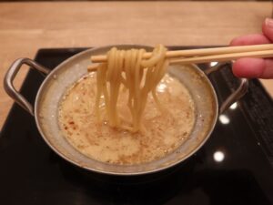 もつ鍋 味噌味にちゃんぽん麺を入れたところ 博多もつ鍋 おおやま 長崎店にて