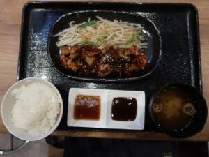 ホルモン定食 鉄板焼天神ホルモン アミュプラザ長崎店にて