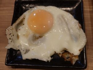 ホルモン定食 付け合わせの目玉焼き 鉄板焼天神ホルモン アミュプラザ長崎店にて