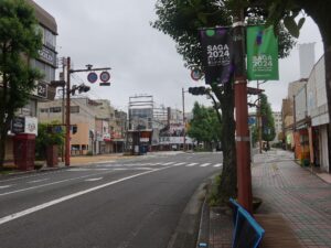 佐賀市のメインストリート 中央大通り 白山付近 正面にしらやま名店街の入り口があります