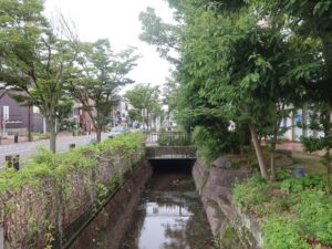 佐賀の繁華街 白山付近 エスフラッグ前バス停付近 ここも佐賀城のお堀跡があります