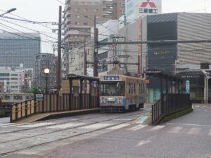 長崎電気軌道 西浜町電停 1300形が停車中