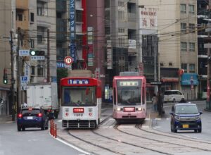 長崎電気軌道 思案橋電停 1300形と1800形が並んでいます