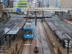 長崎電気軌道 長崎駅前停留所 左側のホームが新地中華街・大浦天主堂方面、右側のホームが平和公園方面に行く電車が発着します