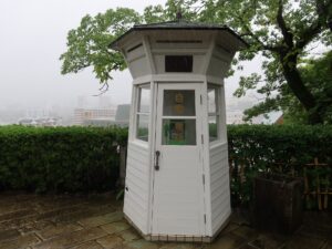 長崎 グラバー園 レトロな電話ボックス 自動電話と記載があります