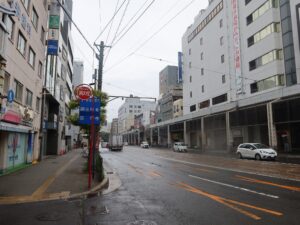 長崎市の繁華街 浜町 路面電車が通ります