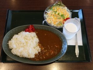 横須賀海軍カレー 牛乳とサラダのセット 横須賀温泉 湯楽の里にて