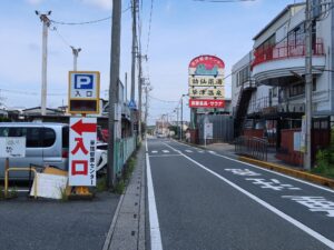 湯乃泉 草加健康センター 左が駐車場 右が建物