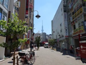 東京 浅草 六区花道 浅草フランス座演芸場東洋館 浅草演舞場周辺 東京スカイツリーが見えます