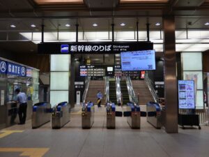 北陸新幹線 金沢駅 新幹線改札口 ICOCA・PiTaPa・Suicaなどの交通系ICカード対応の自動改札機が並びます