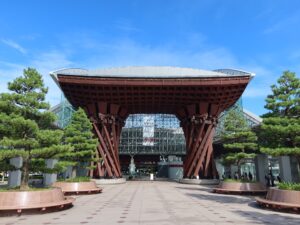 北陸新幹線 金沢駅 兼六園口（東口） 駅舎 朝に撮影