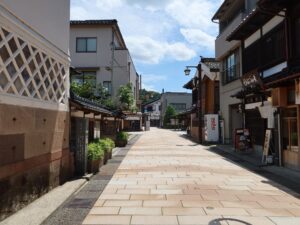 金沢 ひがし茶屋街 この先に自由軒があります