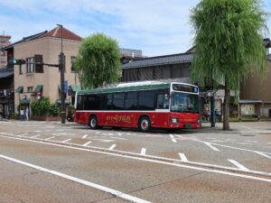 北鉄バス 橋場町バス停に停車中の金沢周遊バス