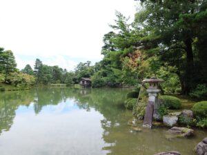 金沢 兼六園 徽軫灯籠、内橋亭と霞ヶ池