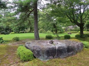 金沢 兼六園 銅像の台座石