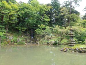 金沢 兼六園 瓢池と海石塔