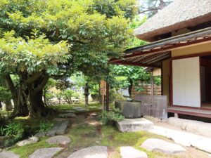 金沢 兼六園 夕顔亭と伯牙断琴の手水鉢