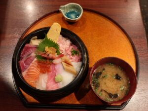 海鮮丼 金沢 近江町食堂にて