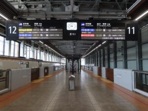 北陸新幹線 福井駅 11番線・12番線 11番線は主に、敦賀方面に行く列車が発着します 12番線は主に、金沢・富山・長野・大宮・上野・東京方面に行く列車が発着します