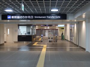 北陸新幹線 福井駅 北陸新幹線とハピラインふくい線との乗り換え改札口 ICOCA・PiTaPa・Suicaなどの交通系ICカード対応の自動改札機が並びます