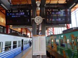 えちぜん鉄道勝山永平寺線 福井駅 ホーム 1番線は主にあわら湯のまち・三国港方面に行く列車が発着します 2番線は主に永平寺口・勝山行きの電車が発着します