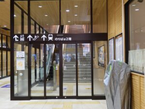 えちぜん鉄道勝山永平寺線 福井駅 2階ホームへの入り口 階段・エスカレーターの手前に自動ドアがあります