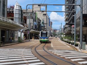 福井鉄道福武線 福井駅付近 ホームを出て路面区間を走行する880形