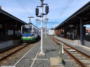 福井鉄道福武線 田原町駅 低いホーム 1番線・2番線 1番線は福井鉄道線内を走る列車が発着します 2番線は福井鉄道とえちぜん鉄道を相互直通運転する列車が発着します