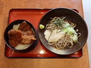 ミニソースかつ丼ととろろそば 越前屋にて