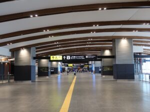 北陸新幹線 敦賀駅 在来線への乗り換え改札口 ICOCA・PiTaPa・Suicaなどの交通系ICカード対応の自動改札機が並びます