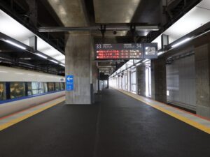 JR北陸本線 敦賀駅 33番線・34番線 主に京都・大阪方面に行く特急サンダーバードと、米原・名古屋方面に行く特急しらさぎが発着します