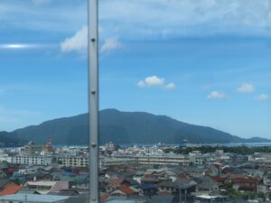 北陸新幹線 敦賀駅 手前の車窓 若狭湾が見えます