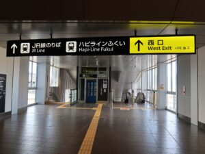 JR北陸本線 敦賀駅 北陸本線・若狭線・ハピラインふくいと、西口へのこ線橋の手前にある階段、エスカレーター、エレベーター