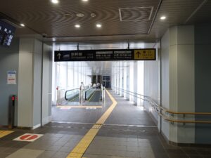 JR北陸本線 敦賀駅 北陸新幹線と特急サンダーバード、特急しらさぎ乗り場と東口への連絡通路とムービングウォーク