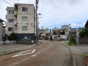 北陸鉄道石川線 野町駅 駅前バス通り 野町3丁目交差点方向を撮影