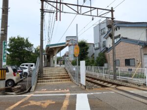 北陸鉄道浅野川線 上諸江駅 駅前 ホームと踏切