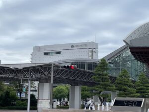 北陸新幹線 金沢駅 兼六園口（東口） 交差点 背後にアパホテル 金沢駅前の建物が見えます