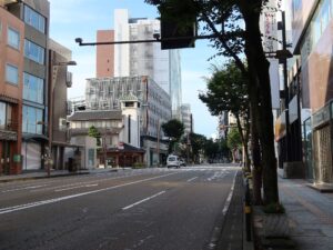 金沢 国道157号線 尾山神社前交差点 奥が金沢の繁華街 香林坊です