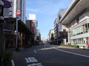 国道157号線 金沢の繁華街 片町 奥に進むと犀川大橋です