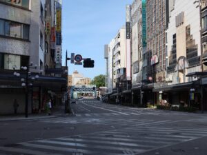 金沢 国道157号線 片町交差点 犀川大橋方向を撮影 手前が金沢の繁華街 香林坊です